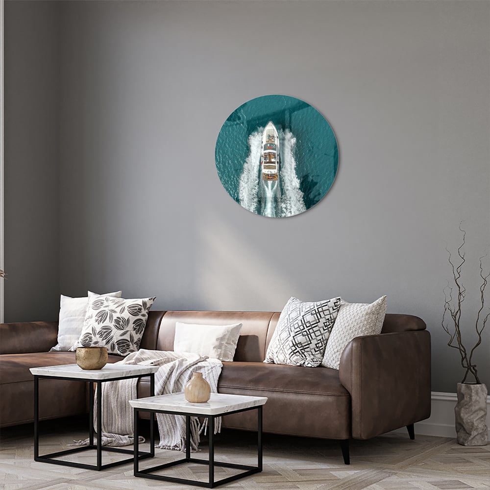 Glazen schilderij van een boot die door turquoise water vaart.