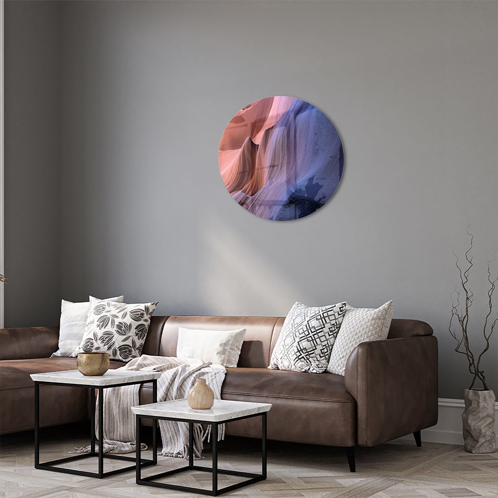 Abstract glazen schilderij met warme kleuren aan de muur
