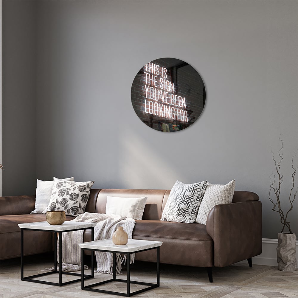 Glazen schilderij met inspirerende tekst in een modern interieur.