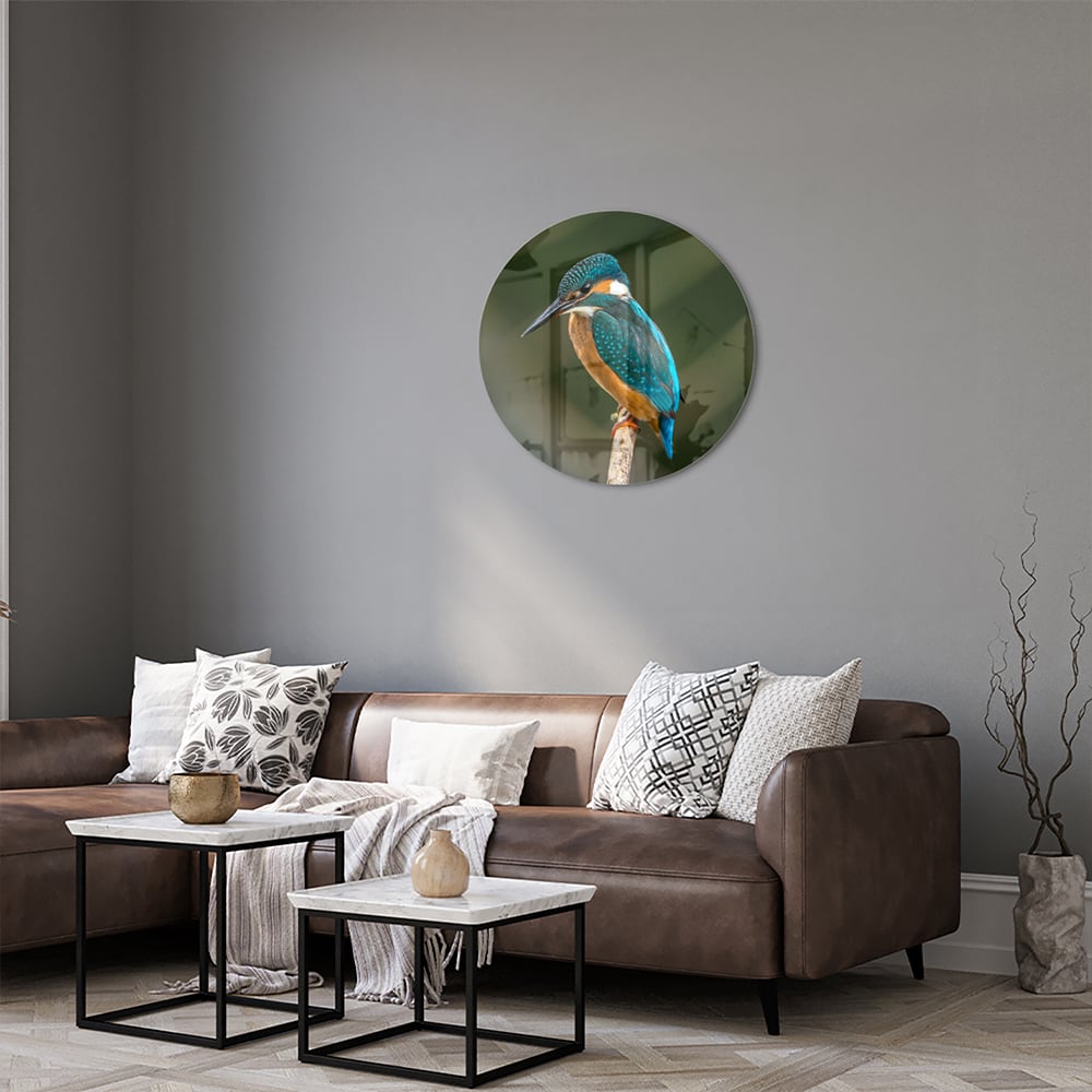 Een glazen schilderij van een ijsvogel die op een tak zit, kleurrijk en gedetailleerd.