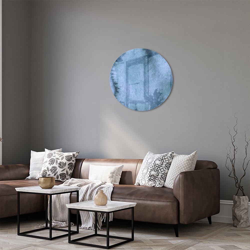 Blauw glazen schilderij aan de muur boven een houten kast in een elegant interieur.