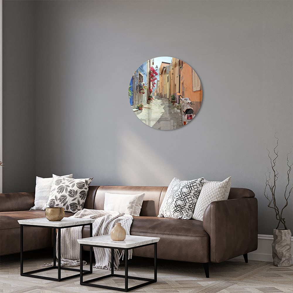 Glazen schilderij van een kleurrijke straat met een Vespa en bloeiende planten.