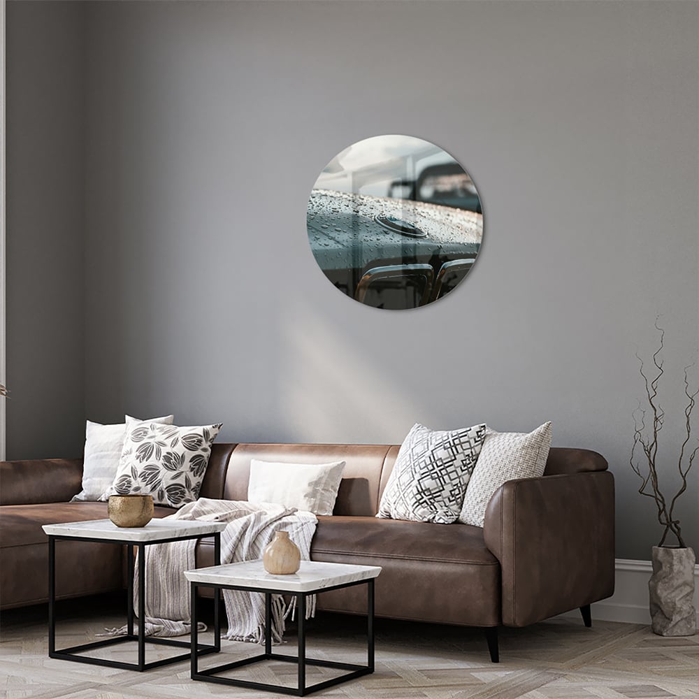 Glazen schilderij van een natte autoruit in een modern interieur