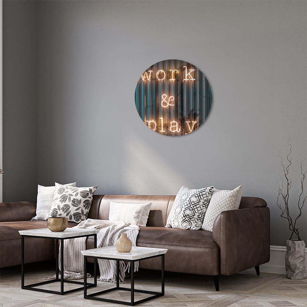Glazen schilderij met de woorden 'Work & Play' in sfeervolle verlichting.