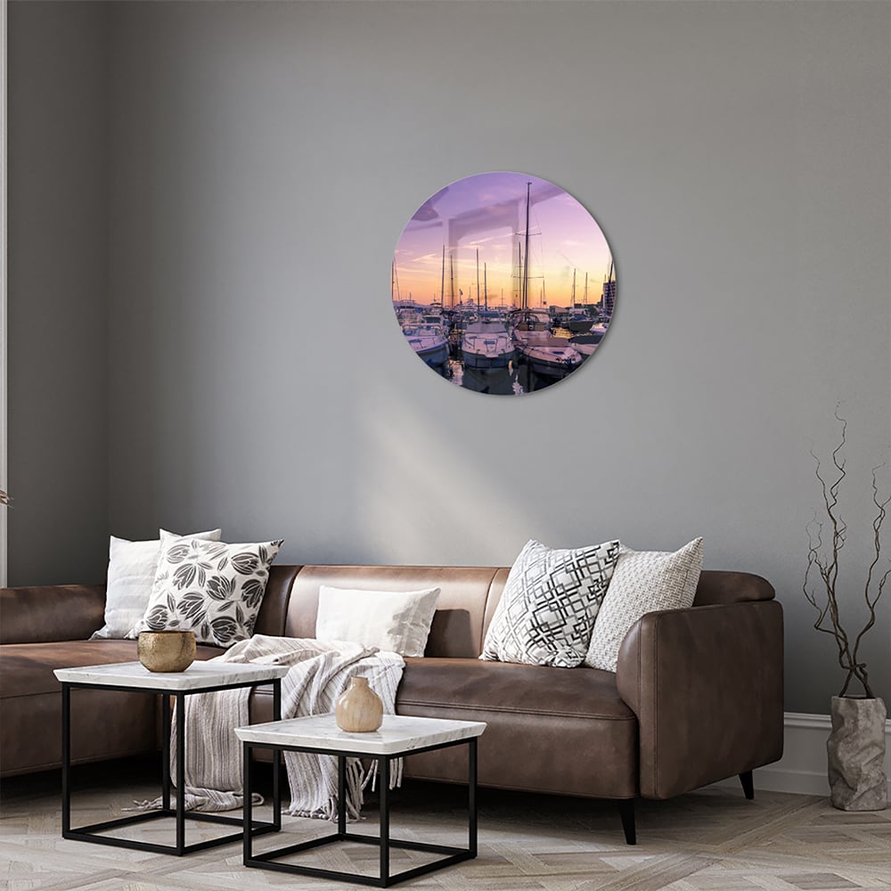 Glazen schilderij van een zonsondergang bij de haven met boten