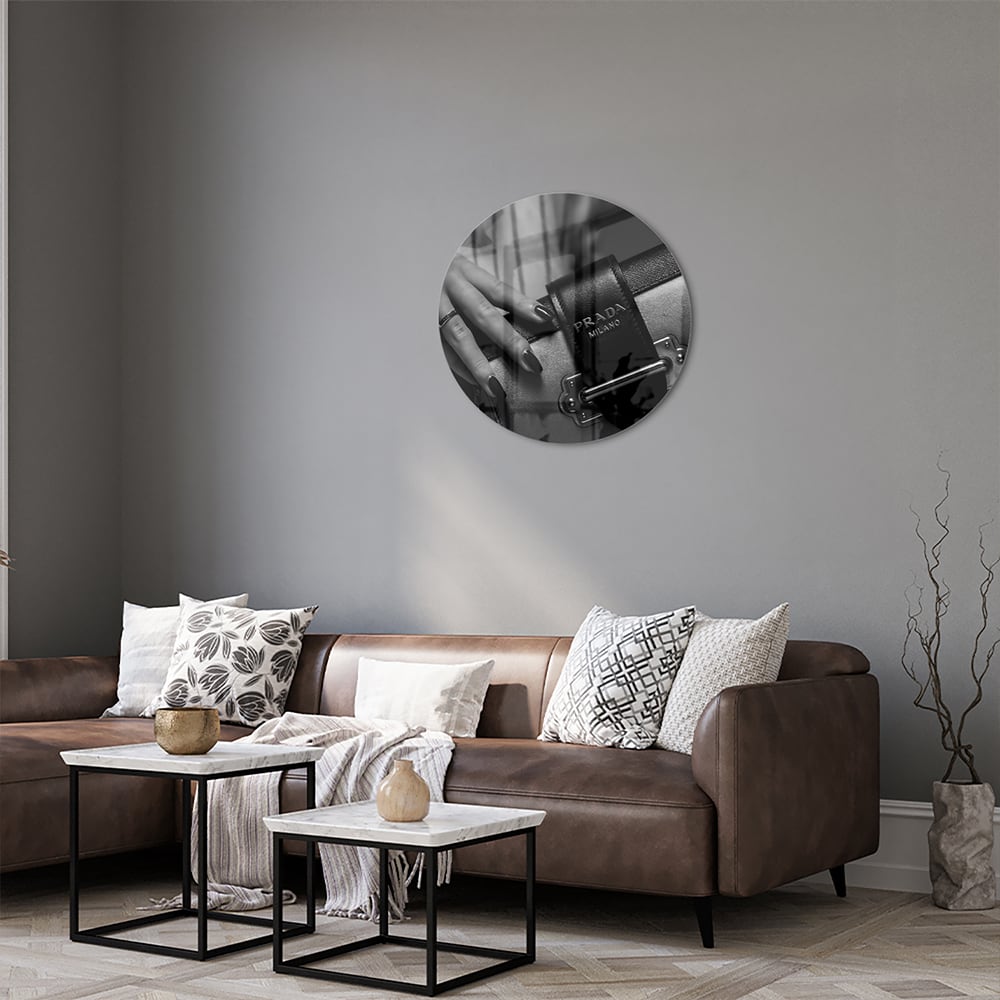 Glazen schilderij met close-up van luxe accessoires op een wand.